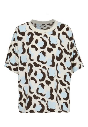 Camiseta de manga corta con estampado abstracto de leopardo en azul y negro sobre un fondo blanco roto.