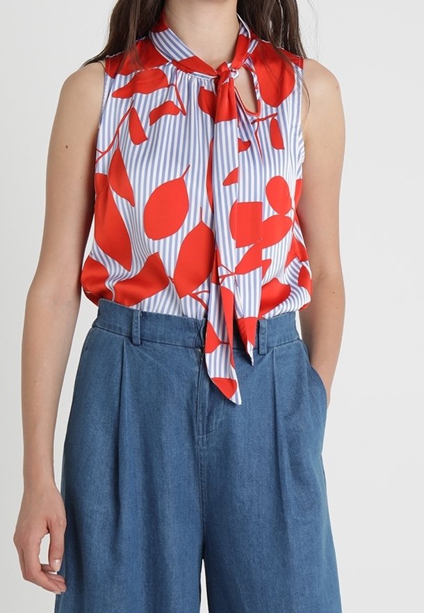 Kwiatowa bluzka bez rękawów z wzorem czerwonych liści na niebiesko-białym tle w paski, z wiązanym dekoltem i lekkim materiałem.