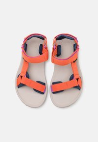 Oransje og marineblå sandaler med justerbare remmer. Strukturerte såler med lett grå såle. To-farget design med lilla aksenter.