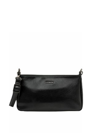 Czarna, prostokątna, skórzana torebka kopertówka z odpinanym paskiem na nadgarstek i srebrnym logo L.CREDI z przodu.