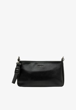 Czarna, prostokątna, skórzana torebka kopertówka z odpinanym paskiem na nadgarstek i srebrnym logo L.CREDI z przodu.