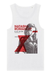 Hvid tanktop med et grafisk design af en kvindelig karakter i gråtoner, med røde accenter, teksten "NATASHA ROMANOFF BLACK WIDOW" og geometriske mønstre.
