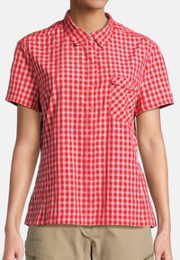 Camisa de cuadros rojos y blancos de manga corta con cuello abotonado y un bolsillo en el pecho, hecha de tela liviana.