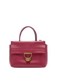 Sac à main en cuir rouge au design structuré, avec une poignée supérieure, une fermeture à rabat et des accents en doré. Surface texturée et design minimaliste.