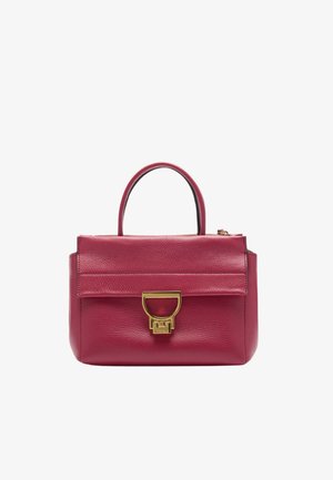 Borsa a mano rossa in pelle con forma strutturata, manico superiore, chiusura a pattina e dettagli in oro. Superficie testurizzata e design minimalista.