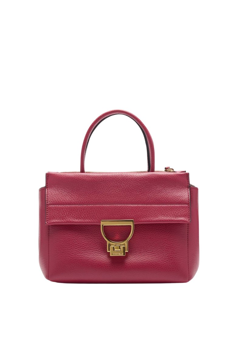 Sac à main en cuir rouge au design structuré, avec une poignée supérieure, une fermeture à rabat et des accents en doré. Surface texturée et design minimaliste.