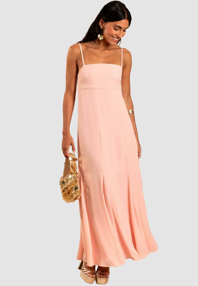 Rosa Maxikleid mit quadratischem Ausschnitt und dünnen Trägern, aus leichtem Stoff gefertigt. Es hat einen fließenden Rock und dezente Falten.