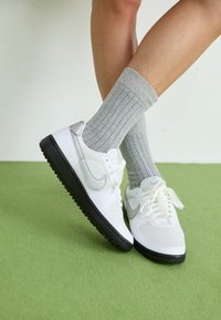 Unselected, white/metallic silver/black