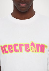 Icecream SOFT SERVE - Apdrukāts T-krekls - white