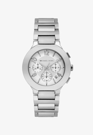 Montre chronographe Michael Kors argentée avec bracelet à maillons métalliques, trois sous-cadrans, index et chiffres des heures, et affichage de la date à 4 heures.