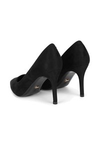 Pantofi cu toc înalt din suede negru, cu vârful ascuțit și toc îngust. Talpa prezintă un mic accent auriu aproape de toc. Finisaj texturat, neted.