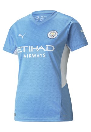 Jasnoniebieska koszulka piłkarska Manchester City z logo Puma, herbem klubu, sponsorem Etihad Airways oraz białymi bocznymi panelami na krótkich rękawach.