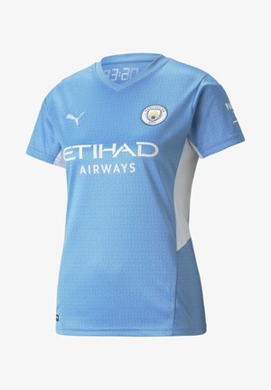 Jasnoniebieska koszulka piłkarska Manchester City z logo Puma, herbem klubu, sponsorem Etihad Airways oraz białymi bocznymi panelami na krótkich rękawach.