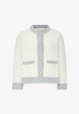 Witte pluizige cardigan met grijze accenten, voorzien van een hoge kraag, vier knopen aan de voorkant en twee opgestikte zakken aan de voorkant.