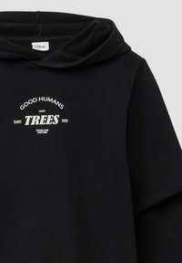Zwarte hoodie met een voorop geprint grafisch ontwerp met de tekst "GOEDE MENSEN PLANTEN BOOMEN, BESPAAR NU, GOED VOOR DE NATUUR" in het wit.