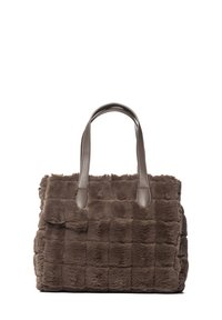 Sac à main en fausse fourrure marron avec une texture matelassée, doté de deux poignées supérieures et d'une fermeture à rabat magnétique. Finition douce avec un léger éclat.