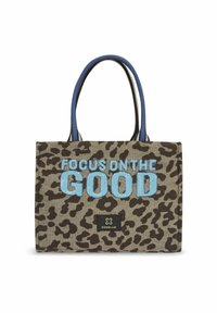 Canvas-Shopper-Tasche mit einem braunen Leopardenmuster. Ausgestattet mit blauer Schrift "FOCUS ON THE GOOD" und blauen Tragriemen. Schwarzes Logostick am Boden.