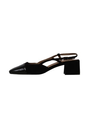 Czarny damski but typu slingback na niskim grubym obcasie z noskiem z lakierowanej skóry i wycięciami po bokach, widoczny z profilu.