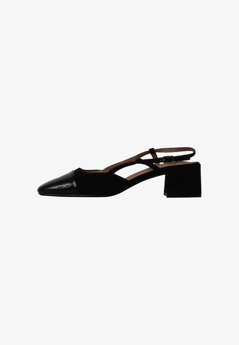 Chaussure slingback noire pour femme à petit talon bloc avec bout pointu en cuir verni et découpes latérales, vue de profil.
