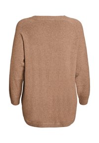 Brūna adīta džemperis ar garām piedurknēm, brīvs piegriezums un noapaļota apkakle. Satur teksturētu virsmu un sānu izgriezumus apakšmalā.