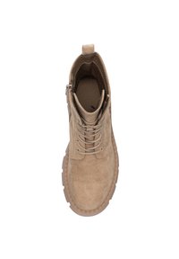 Botas de tobillo de ante marrón con punta redonda, diseño de cordones y cremallera lateral. Suela de goma texturizada con un dibujo prominente.