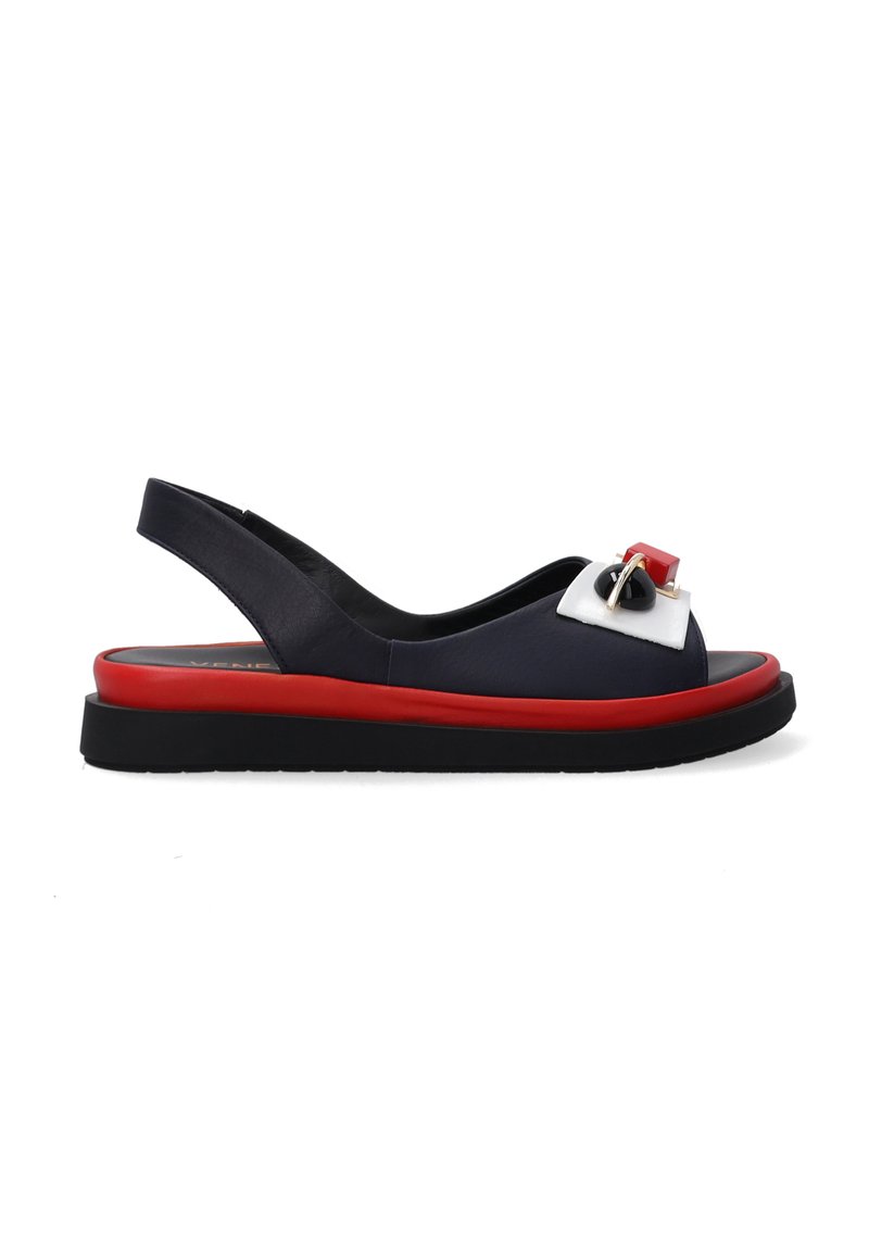 Navy slingback sandaal met een rode zool. Kenmerkt zich door een witte en rode accent met gouden hardware. Soepele textuur met een open teen ontwerp.