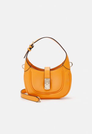 Sac d'épaule en cuir orange avec bandoulière réglable, fermeture à boucle argentée gravée "Guess" et bandoulière amovible pour porter en travers.
