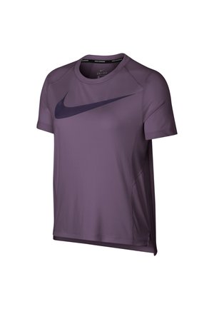 T-shirt de sport Nike Dri-FIT à manches courtes violet avec un grand logo Nike Swoosh foncé sur la poitrine, présenté sur fond blanc.