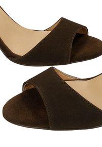 Chaussures pour femmes en daim marron à bout ouvert, à enfiler, avec une large bride avant et une doublure intérieure beige, en gros plan.