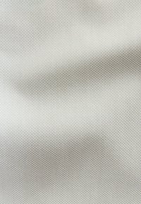 Tessuto di colore chiaro con un sottile motivo a diamante, texture liscia e una finitura leggermente lucida. Ideale per applicazioni di tappezzeria o abbigliamento.
