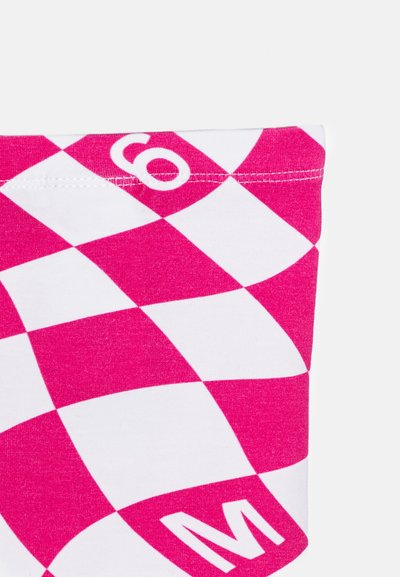 Ροζ και λευκό καρό ύφασμα με τον αριθμό "6" και το γράμμα "M" τυπωμένα κοντά σε ραμμένη άκρη.