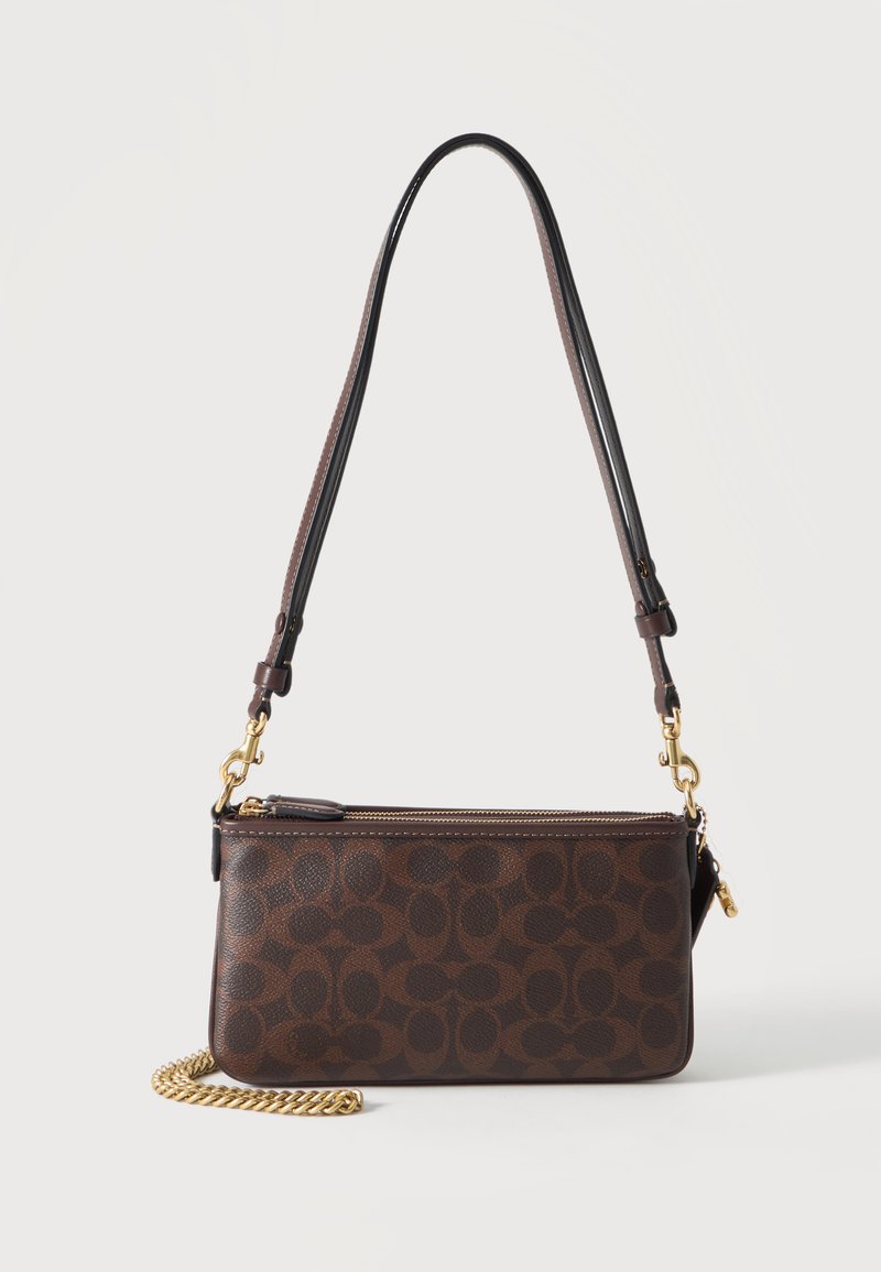 Sac bandoulière en cuir marron avec motif sombre, fermeture éclair dorée, bandoulière réglable et détail chaîne dorée sur fond blanc.