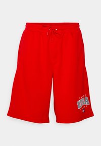 Rode shorts van een gestructureerde stof met een elastische tailleband en een trekkoord. Een grafische logo op het linkerbeen toont "TOMMY USA JEANS."
