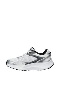 Zapatilla deportiva blanca y plateada con parte superior de malla, punta redondeada, acentos negros, cuello acolchado y suela texturada blanca. Presenta cordones y logo.