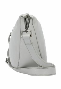 Bolso de piel gris con una textura suave, que cuenta con un cierre metálico, correa ajustable y detalles de costura en el borde.