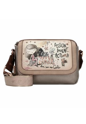 Cognacfarbenes Umhängetasche aus Leder mit dekorativem Grafikdruck, der ein Mädchen und Text zeigt. Beinhaltet einen abnehmbaren Gurt und metallische Akzente.