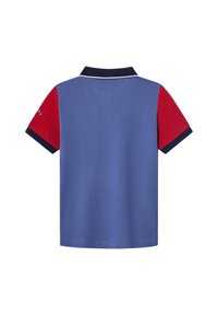 Korte mouwen polo shirt met een effen blauwe body, rode mouwen en een marineblauwe kraag, gemaakt van katoen met een fijne textuur.
