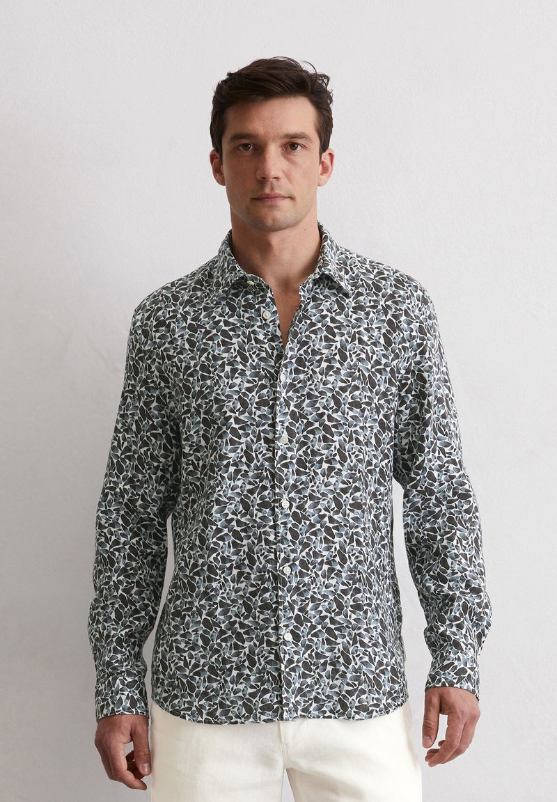 Herren Hemd mit langen Ärmeln aus leichtem Stoff mit dunklem floralen Muster in Grün-, Blau- und Grautönen. Knopfleiste mit klassischem Kragen.