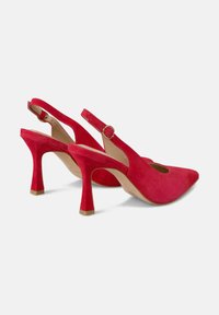 Rote Wildleder-Slingbacks mit spitzen Zehen, einem Ausschneide-Design und einem massiven Absatz. Mit einer goldfarbenen Schnalle für eine verstellbare Passform.