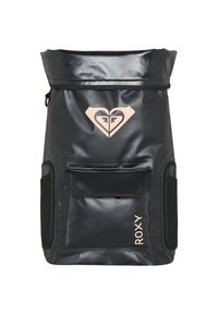 Schwarzer Rolltop-Rucksack mit glänzender Oberfläche, ausgestattet mit einem Herz-Logo in zartem Pink, einer Fronttasche und seitlichen Mesh-Taschen für zusätzlichen Stauraum.