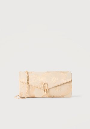 Béžová kabelka na zápästie s reliéfnym kvetinovým vzorom, zlatým reťazovým remienkom a zlatým oválnym zapínaním na prednej klapke.