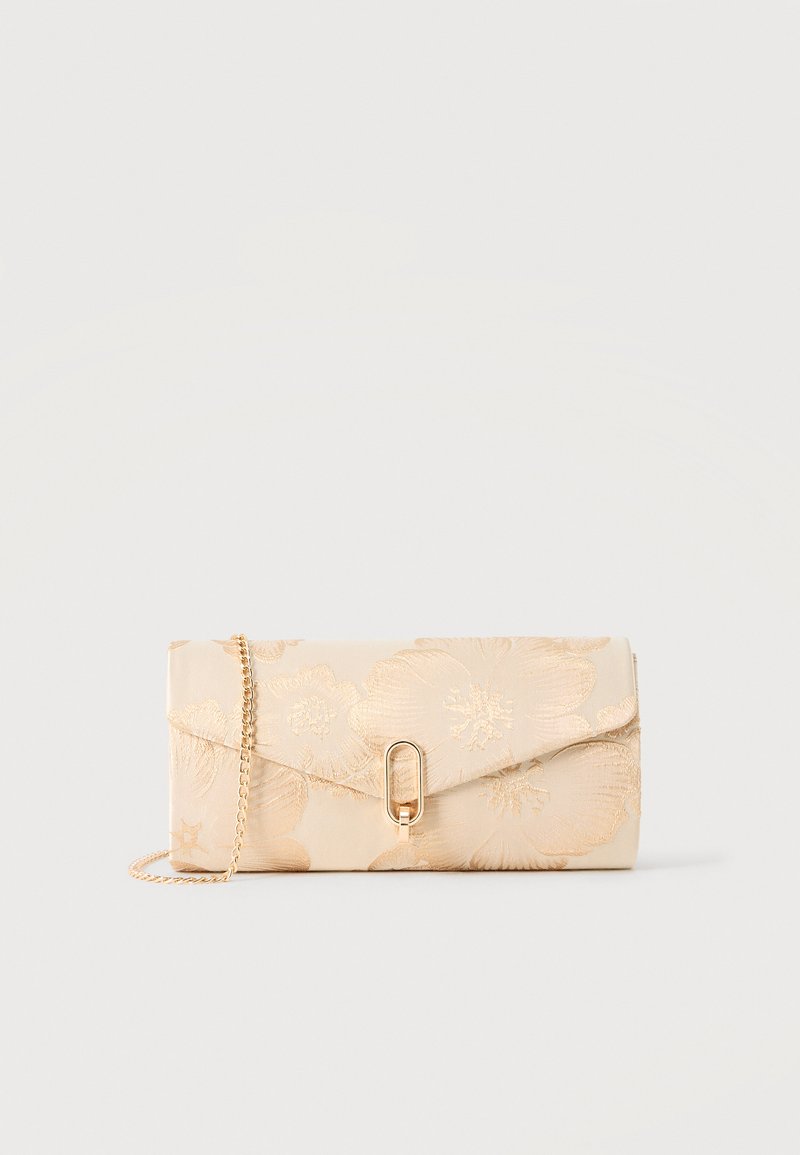 Μπεζ τσαντάκι χειρός με ανάγλυφο λουλουδένιο σχέδιο, χρυσή αλυσίδα λουράκι και χρυσό οβάλ κούμπωμα στην εμπρόσθια πτερύγιο.