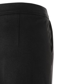 Schwarze Hose aus glattem Stoff, mit einer taillierten Passform und dezenten Nähten in der Nähe des Bundes. Keine sichtbaren Taschen.