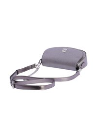 Bolso bandolera gris metálico con superficie texturizada, forma redondeada, cierre de cremallera, correa ajustable y detalle de herrajes con broche.