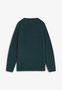 Suéter de punto en color teal con cuello redondo y puños acanalados, diseño de manga ranglán sin costuras y un acabado de tela suave y texturizado.