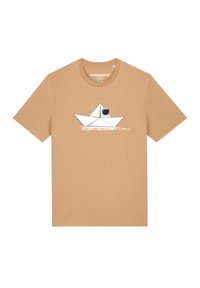 Camelkleurig katoen T-shirt met een grafisch ontwerp van een witte origami boot met een astronaut, tegen een lichte achtergrond. Korte mouwen, ronde hals.