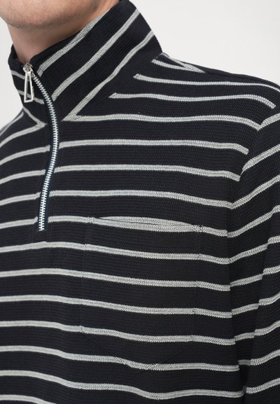 Pulover cu guler tip fermoar în culoare navy, cu dungi orizontale gri, dintr-un material texturat și cu un buzunar pe piept; prezintă un guler ajustat.