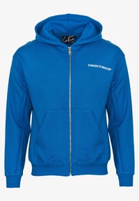 Niebieska bluza z kapturem na zamek, wykonana z materiału mieszankowego bawełny. Posiada przednią kieszeń, ściągacze na mankietach i u dołu oraz detal z logo na klatce piersiowej.