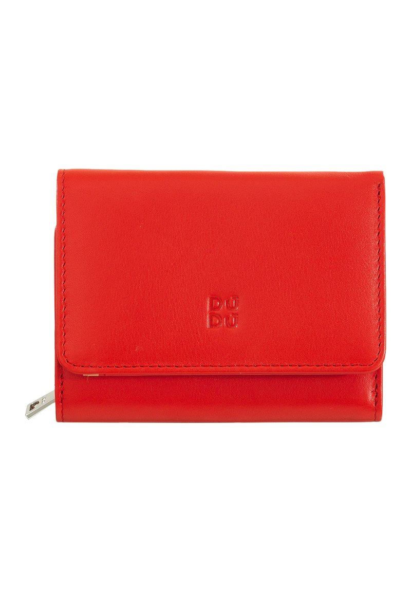 Cartera de cuero rojo con tapa plegable, logo troquelado y un bolsillo con cremallera en el lateral. Textura suave, forma rectangular compacta.