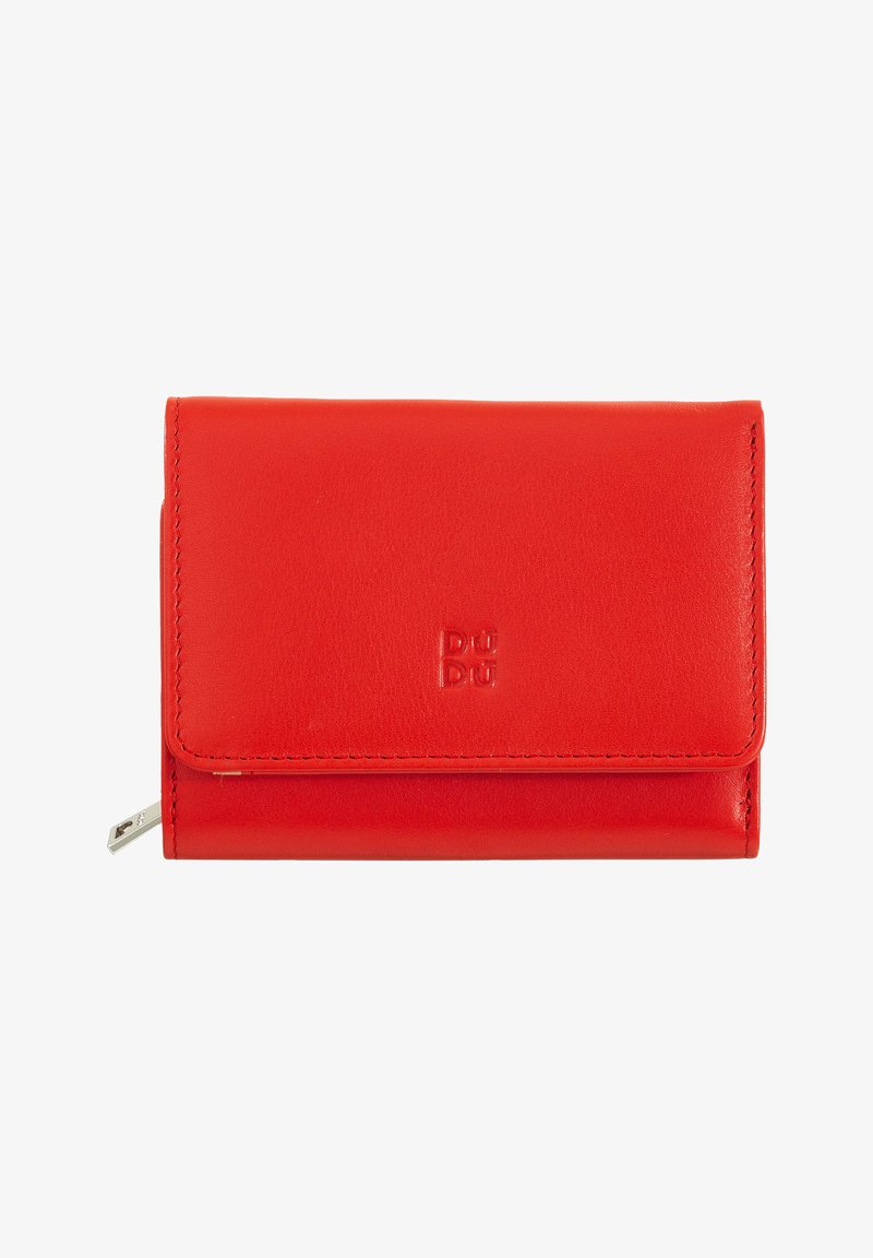 Portafoglio in pelle rossa con pattina pieghevole, logo impresso e tasca con zip sul lato. Texture liscia, forma rettangolare compatta.